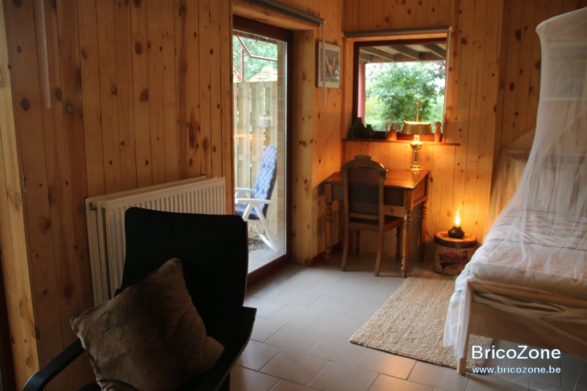 HôtesChambre bureau fenêtre.JPG