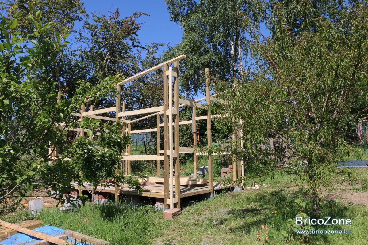 Dalle bois au lieu de béton pour abris de jardin
