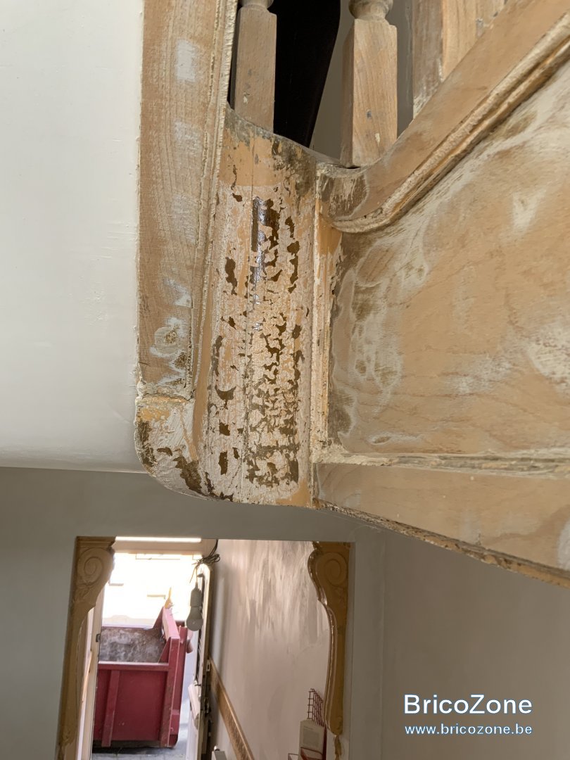 Comment poncer les recoins dans un escalier?