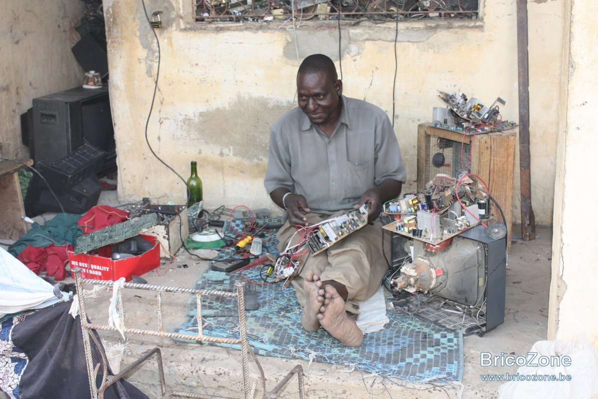 Sénégal Réparateur TV.JPG