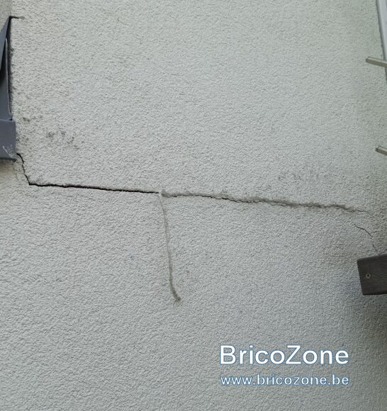 Crépi qui se fissure sur une façade — free download