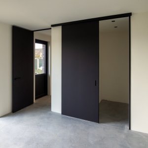 zwarte-binnendeuren-plafondhoog-schuif-en-scharnier-deuren.jpg