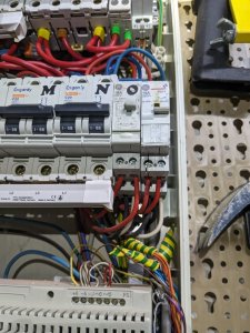 Dijoncteur N et télérupteur le plus à droite vue basse.jpg