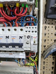 Dijoncteur N et télérupteur le plus à droite.jpg