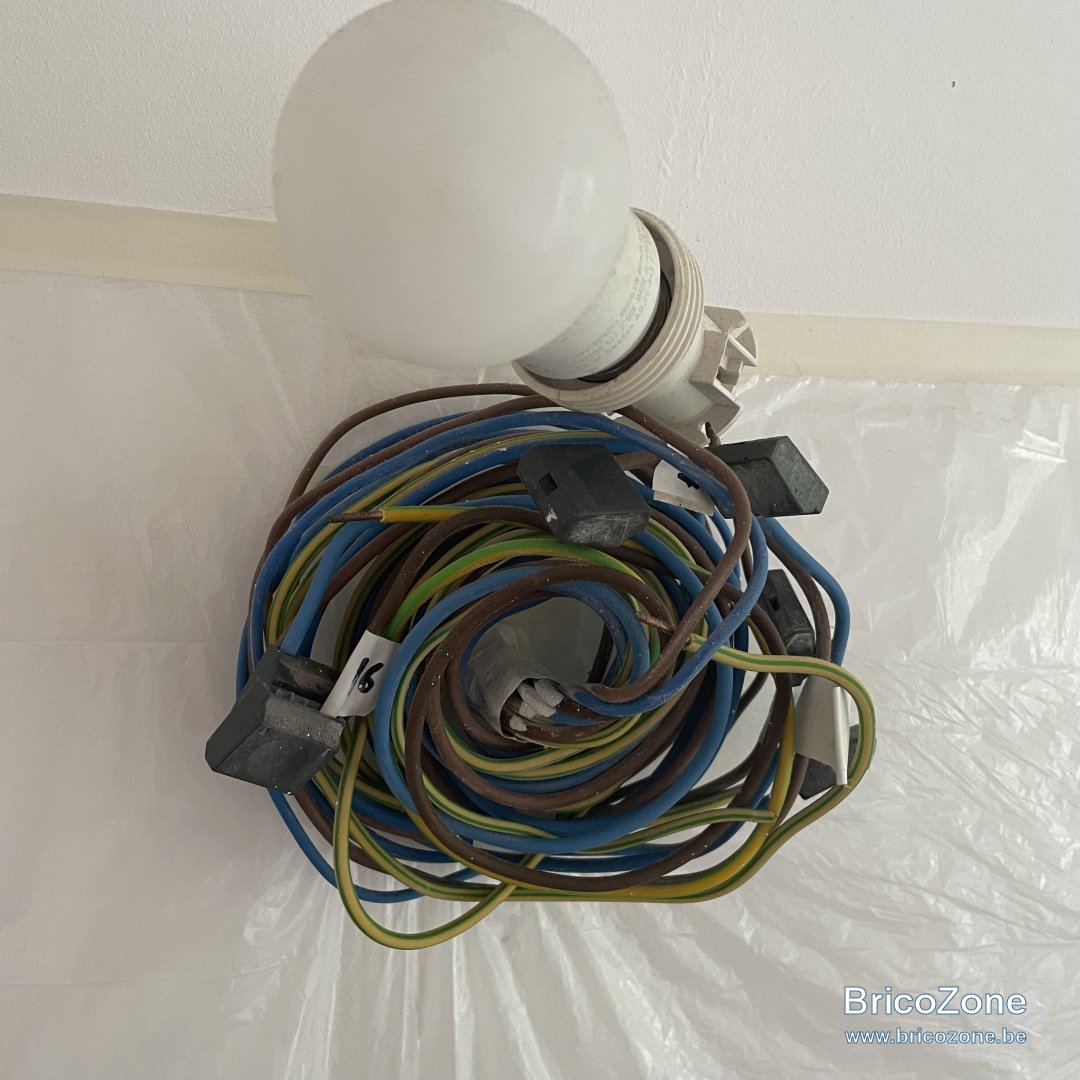 8-cuisine-cables-mur.jpg