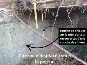 Citerne vide placée sous le perron.jpg