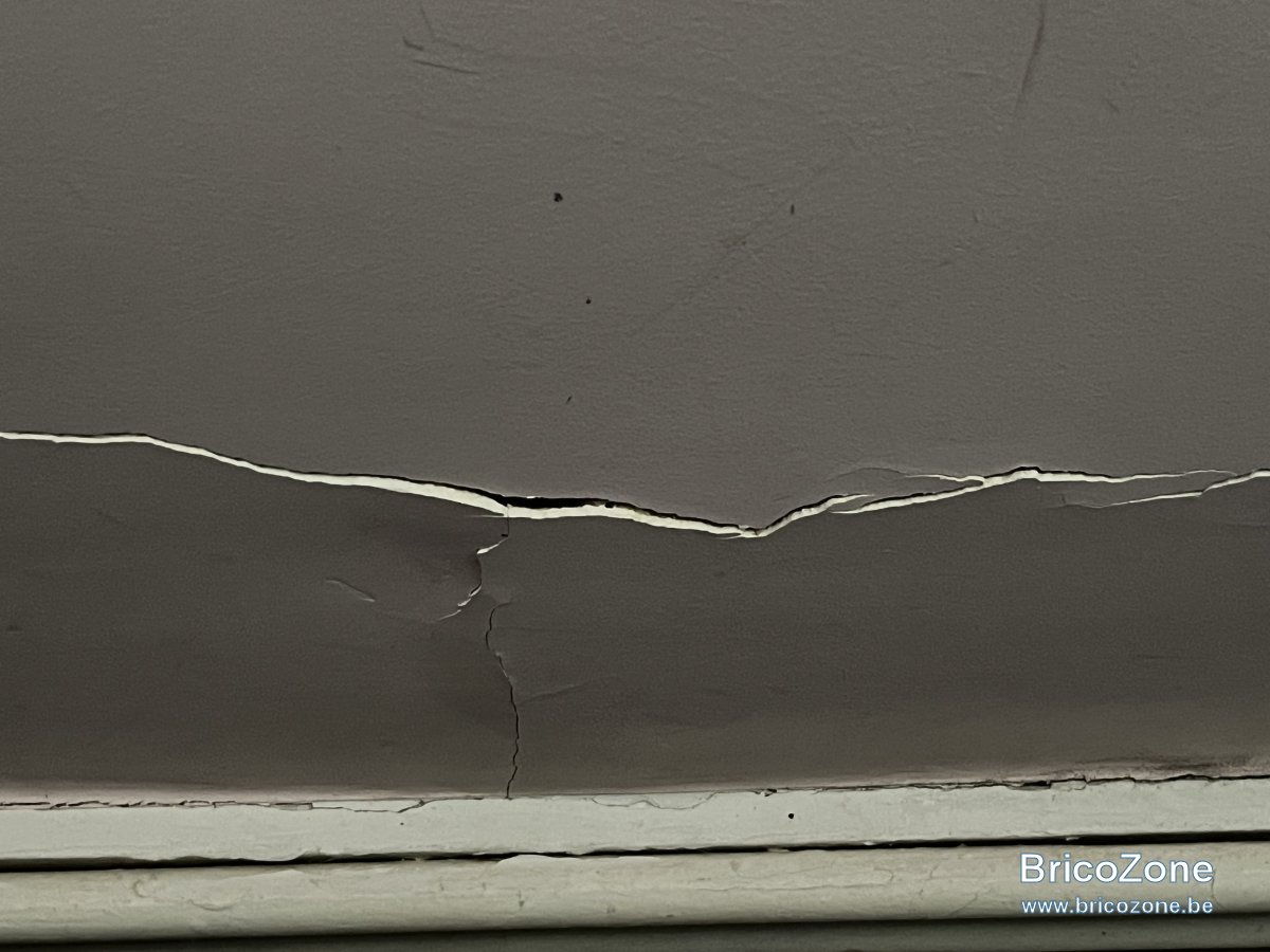 Fissure horizontale mur intérieur maison mitoyenne — free download
