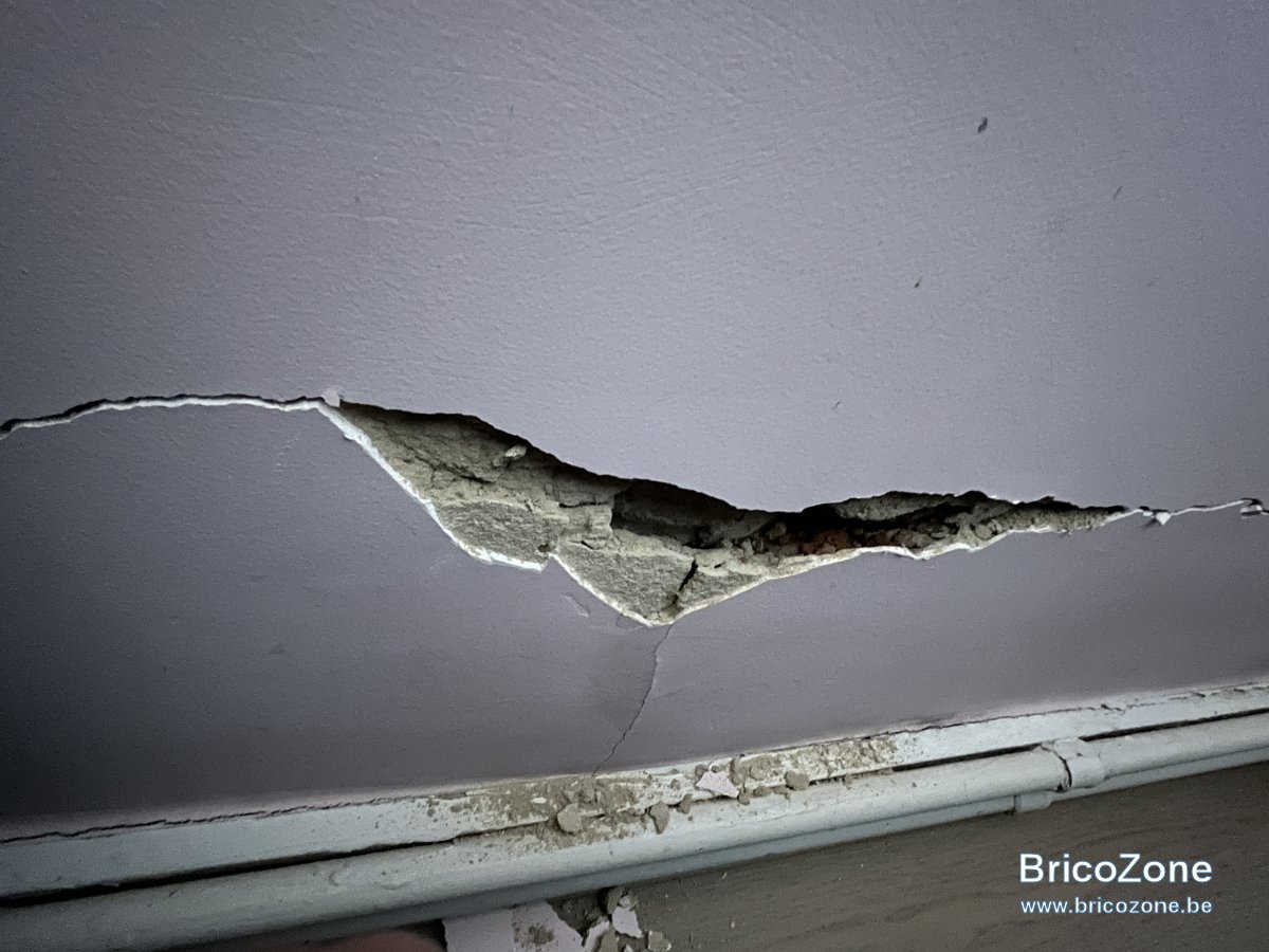 Fissure horizontale mur intérieur maison mitoyenne — free download