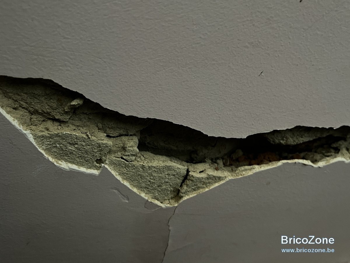 Fissure horizontale mur intérieur maison mitoyenne — free download