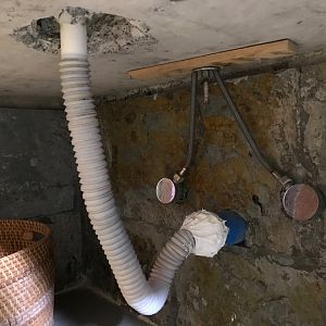 Travail de qualité sur siphon de lavabo